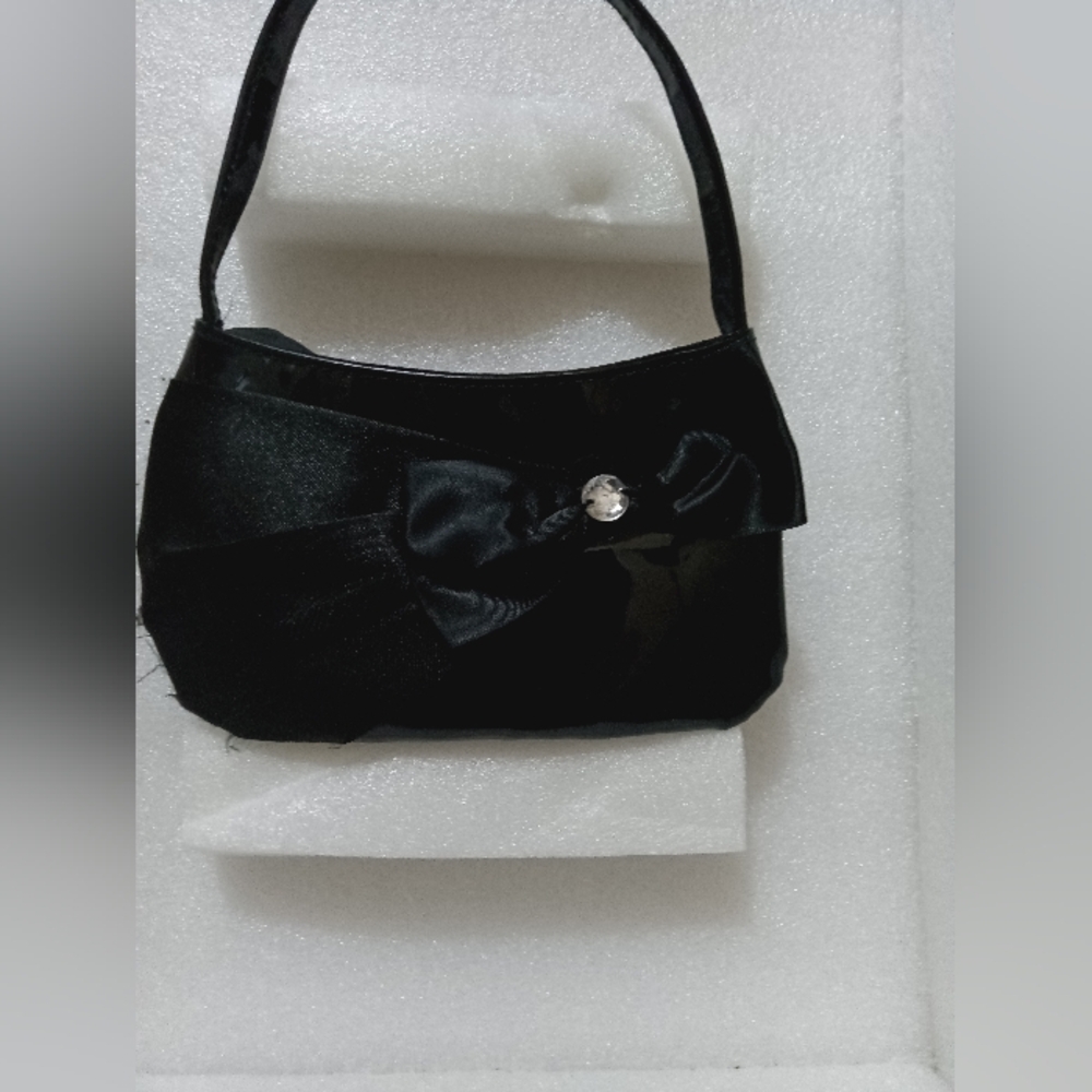 Stylish Black Kids Handbag with Bow Accent - Picture 7 of 13